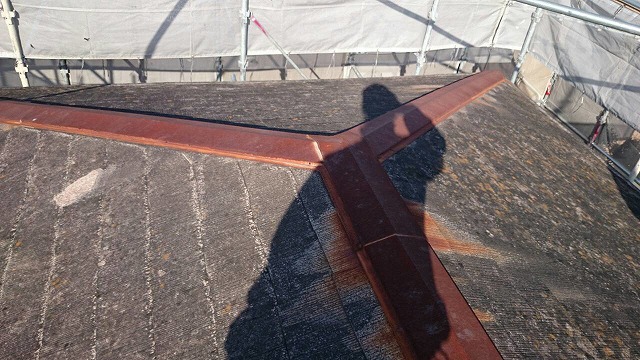 錆びついた棟板金